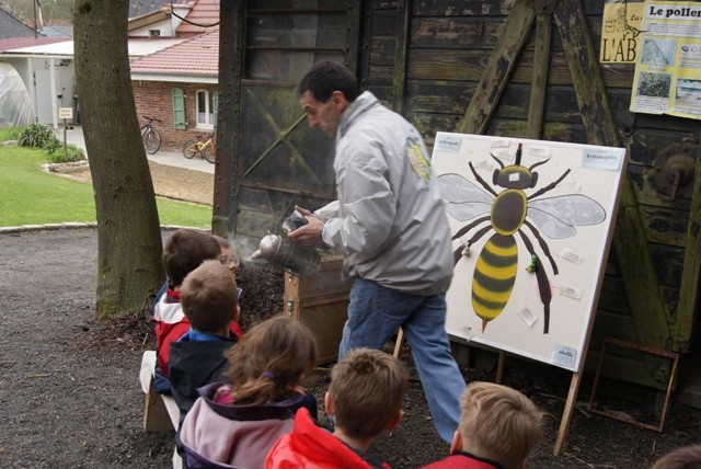 C2 abeille enfumoir